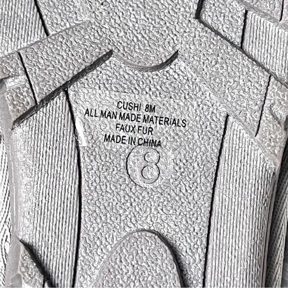 Cushionaire Women's Gray Faux Fur Style Slippers Sz 8 - Picture 7 of 7